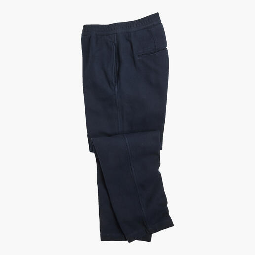 Navy Herringbone-Hose aufgerollt auf weißem Hintergrund
