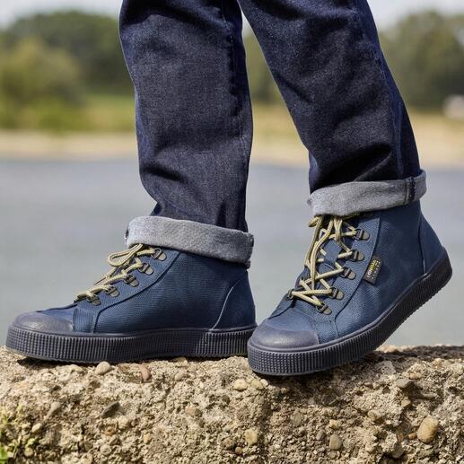 Junge trägt navyfarbene Cordura Sneaker mit umgeschlagenen Jeans