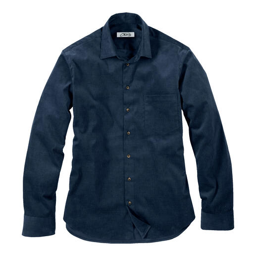 Dunkelblaues Cordhemd von Fashion Charts, gefaltet und auf einem Tisch liegend.