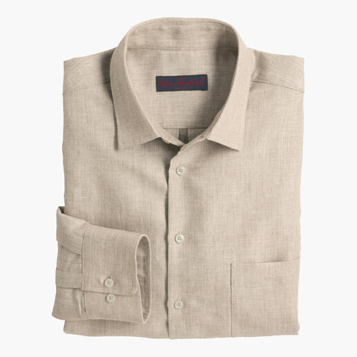 Sandfarbenes Hanf-Merino-Hemd, gefaltet mit klassischem Kragen.