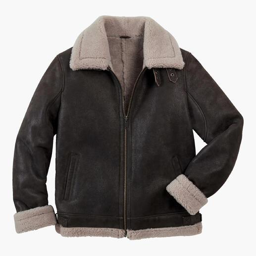 Die B3, das Flight Jacket des US Army Air Corps von 1934. Eine Legende - heute aus geschmeidig weichem Merino-Lammfell. Braune Lammfell-Fliegerjacke auf einem weißen Hintergrund