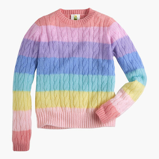 Gestreifter Zopfpullover in Pastellfarben, auf einem weißen Hintergrund.