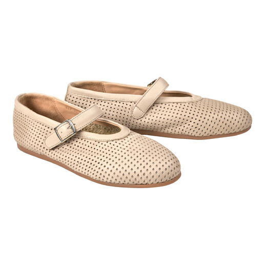 Perforierte Mary Janes in Beige mit Riemchen.
