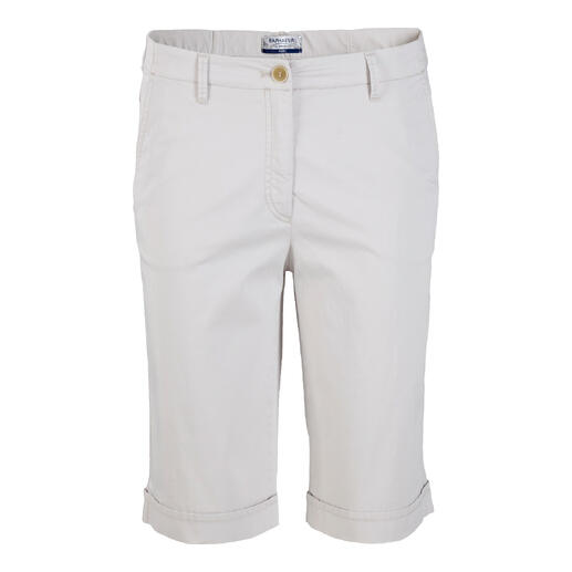 Vorderansicht der pearl grey Bermudas, elegant und lässig für den Sommer.