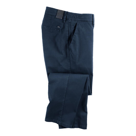 Dunkelblaue Chinohose in gefalteter Ansicht, eine Seite zeigt die Taschen.