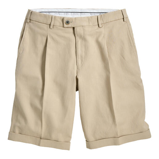 Bundfalten-Bermudas in Beige, lässig und elegant, auf einer neutralen Oberfläche.