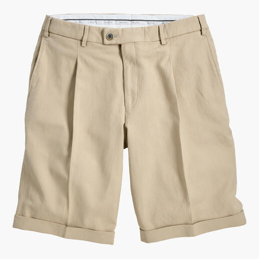 Bundfalten-Bermudas in Beige, lässig und elegant, auf einer neutralen Oberfläche.