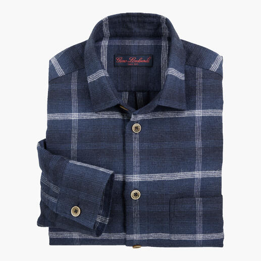 Blaues, kariertes Hemd in gefalteter Ansicht, zeigt die Struktur des Stoffes.