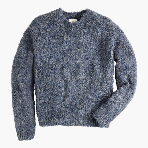 Blauer Strickpullover für Frauen, auf einem weißen Hintergrund.