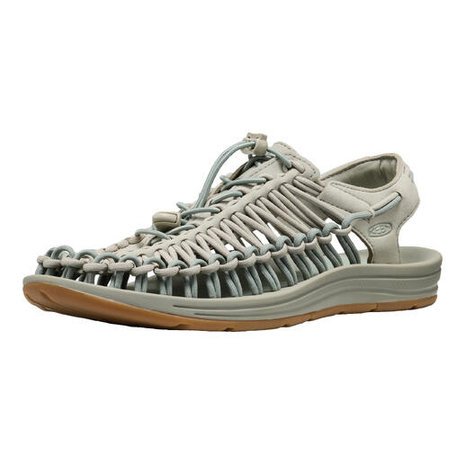 Keen Outdoor Sandale Uneek in hellem Grau mit geflochtenem Obermaterial.