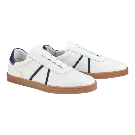 Weiße und blaue Slip-On-Schuhe mit minimalistischem Design.