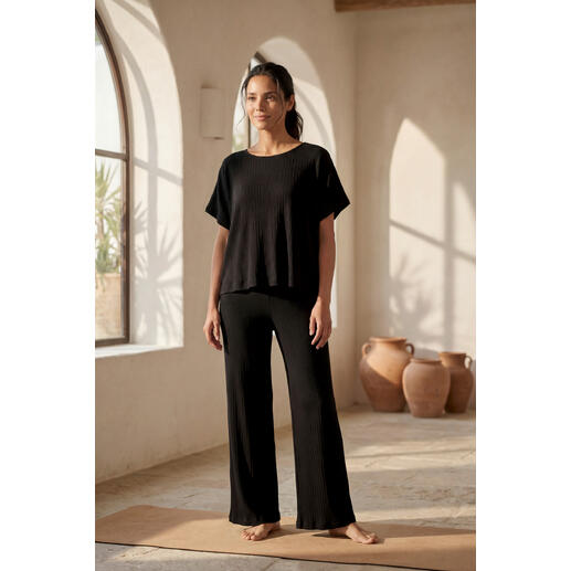 Schwarzes Yoga-Shirt mit weitem, lockeren Schnitt im Studio