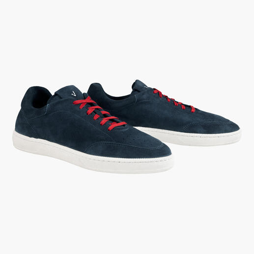 Navyfarbene Sommersneaker in Größe 41 mit roten Schnürsenkeln.