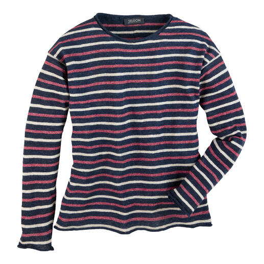 Blauer und roter gestreifter Ultraleicht-Sommerpulli auf einem weißen Hintergrund.