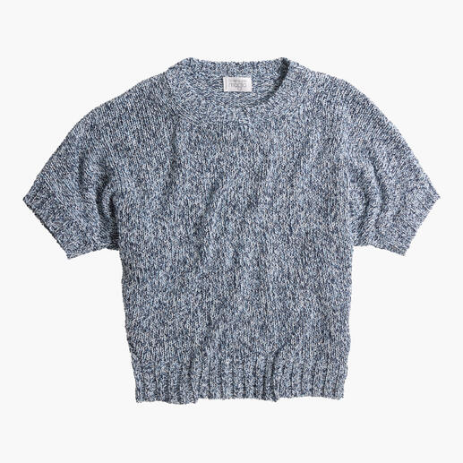 Blau-gemusterter Pulli mit kurzem Arm, fließende Strickstruktur.