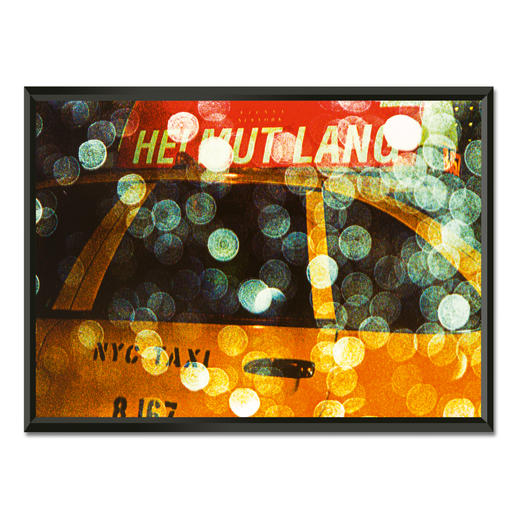 Philipp Hofmann – New York Taxi in the rain Einzigartige Fotokunst – dank eigens entwickelter Technik von Philipp Hofmann. Ausdrucksstarke Präsentation in einem beleuchteten, kabellosen Objektrahmen. 20 Exemplare. Maße: gerahmt 123 x 89 cm