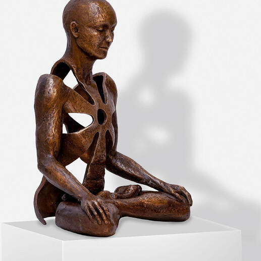 Bronze-Skulptur eines sitzenden Mannes in Meditationshaltung mit Ausschnitten.