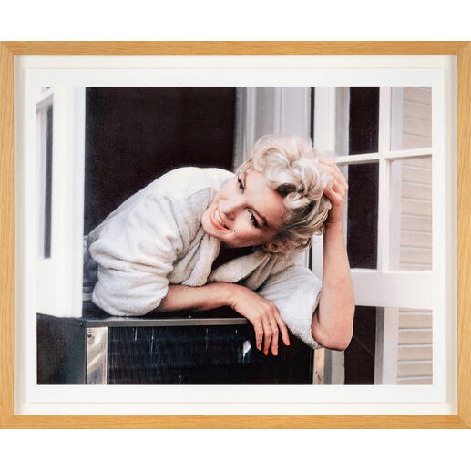 Sam Shaw – Marilyn am Fenster Ein Stück Fotografiegeschichte. Als Edition exklusiv im Pro-Idee Kunstformat. Eine der Lieblingsfotografien des berühmten Fotografen Sam Shaw auf hochwertigem Baryt. Maße: gerahmt 68 x 56 cm