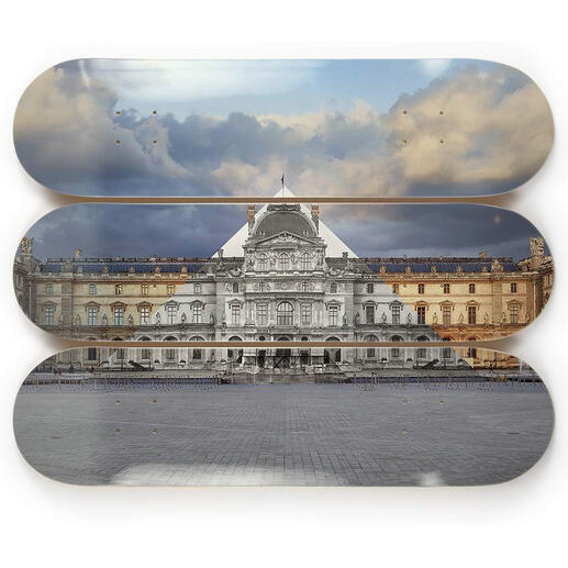 JR – La Pyramide, Louvre, Paris In der Anonymität zum Weltruhm: Die unglaubliche Karriere des JR. Das Verschwinden der Louvre-Pyramide – dokumentiert auf Skateboards. Maße: 80 x 60 cm.