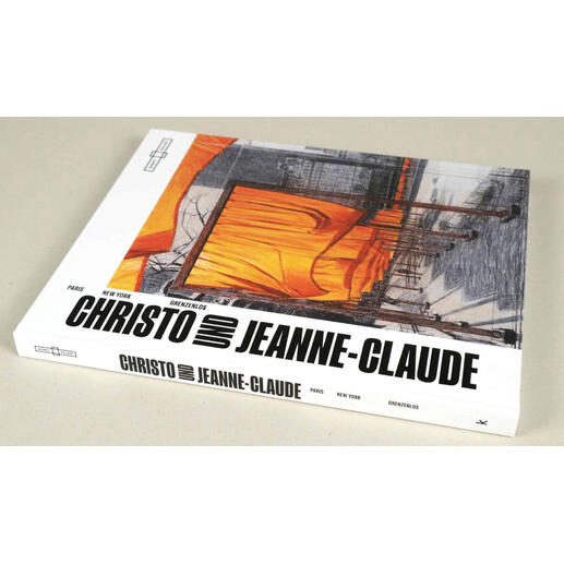 Mitgeliefert (nur mit Bestellung des Werkes „The Gates Skyline im Schnee“): Hardcover-Buchband „Christo und Jeanne-Claude: Paris. New York. Grenzenlos.“ im Wert von € 45,– . 200 Seiten im Format 24 x 29 cm über Projekte des Paares und ihrer Weggefährten.