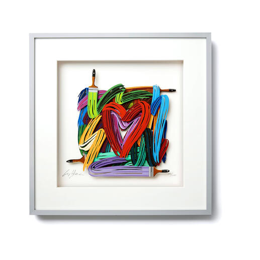 Farbenfrohes Kunstwerk mit rotem Herz aus geformten Bändern in einem weißen Rahmen.