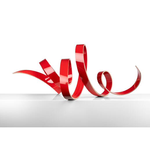 Skulptur aus roten, geschwungenen Bändern auf einem weißen Untergrund.