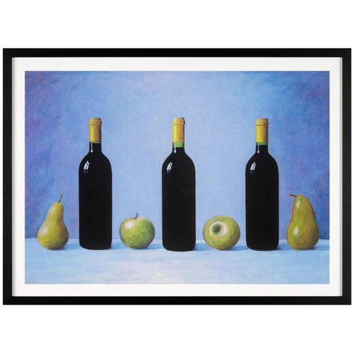 Drei Flaschen Wein und zwei Früchte auf einem blauen Tisch.