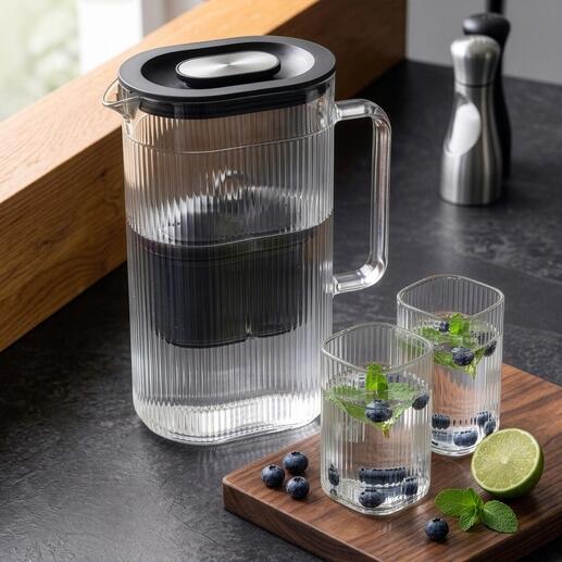 Wasserfilter-Karaffe mit zusätzlichem Glas und frischen Kräutern.