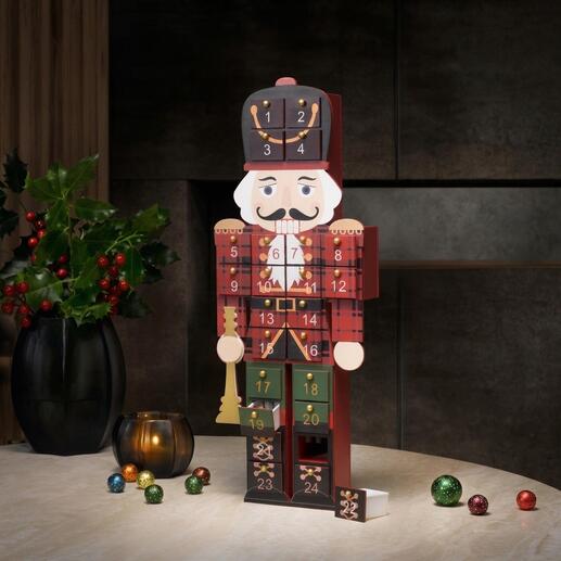 Adventskalender in Form eines Nussknackers, dekoriert mit nummerierten Türchen.