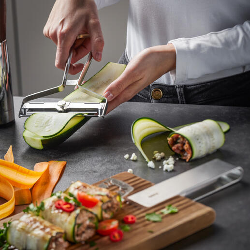 Vario-Sparschäler XL schält Zucchini für gesunde Gerichte.