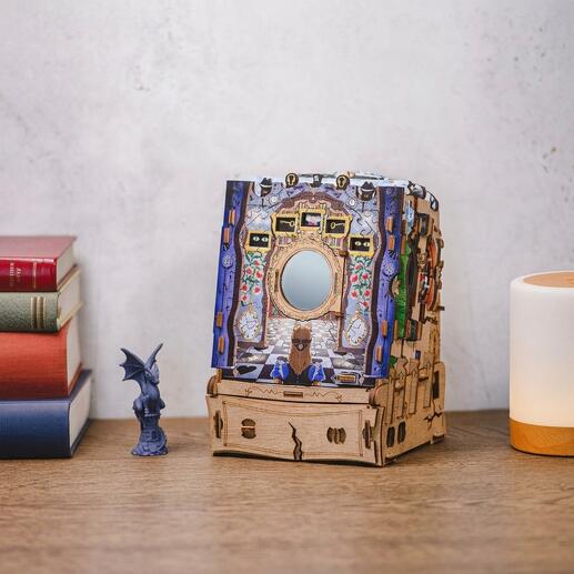 CluePuzzle - Wonderbox of Alice auf einem Tisch mit Büchern.