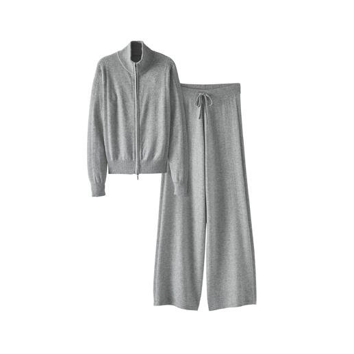 Grauer Kaschmir-Anzug bestehend aus Jacke und Hose auf weißem Hintergrund.