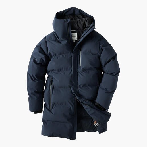 Dunkelblauer Puffer-Parka auf mannlichem Model im Freien