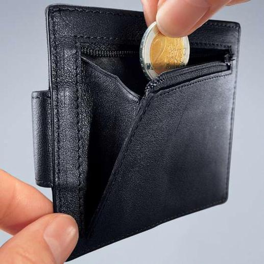 Mit Reißverschlussfach für Münzgeld oder Schlüssel. Mit Reißverschlussfach für Münzgeld oder Schlüssel.