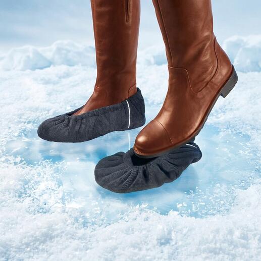 Anti-Rutsch-Überzieher für Schuhe, aus elastischem Gewebe, auf rutschigem Untergrund.
