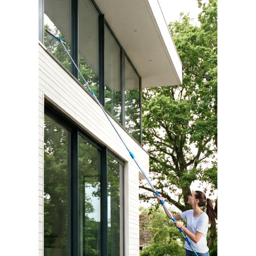 Frau reinigt Fenster mit Glas-Oberflächen-Cleaning-Set