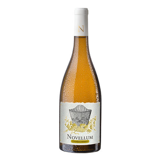 Flasche Novellum Chardonnay 2023 mit dekorativer Etikettierung.