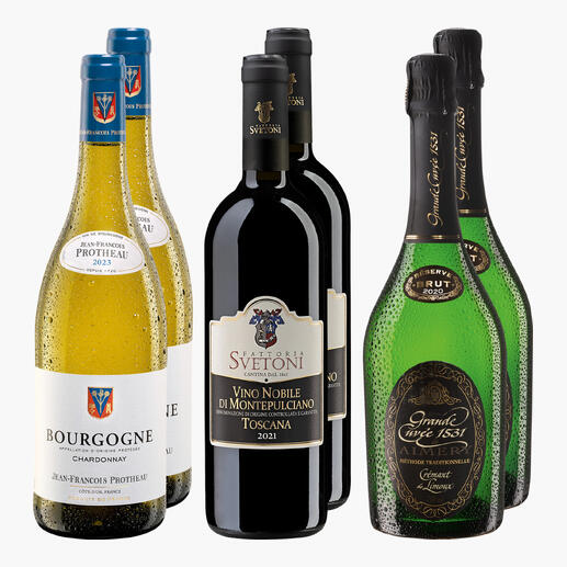 Drei Weinflaschen, zwei Weißweine und ein Rotwein, elegant präsentiert
