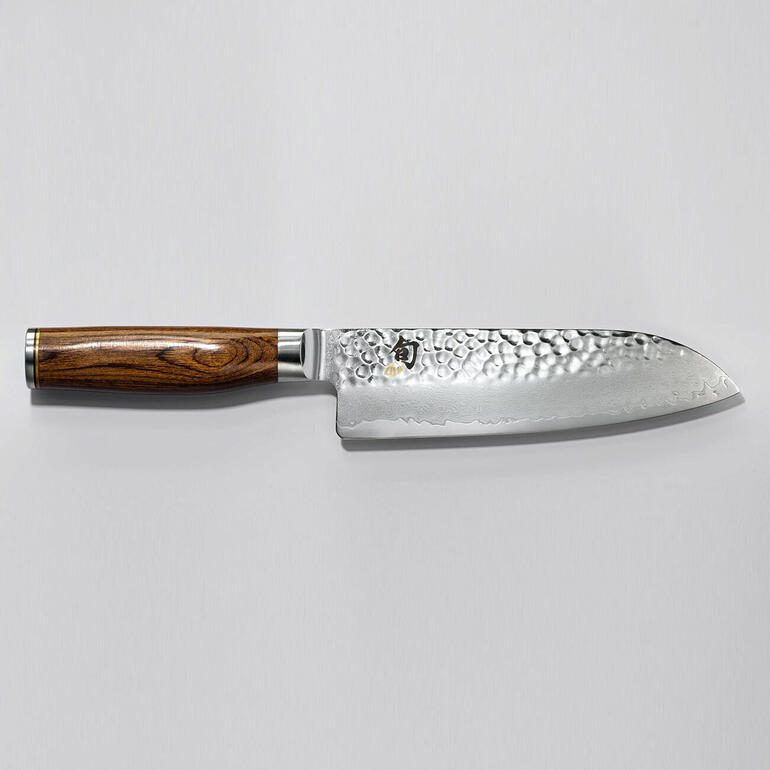 Shun Premier Santoku-Messer mit Holzgriff auf einer grauen Oberfläche.
