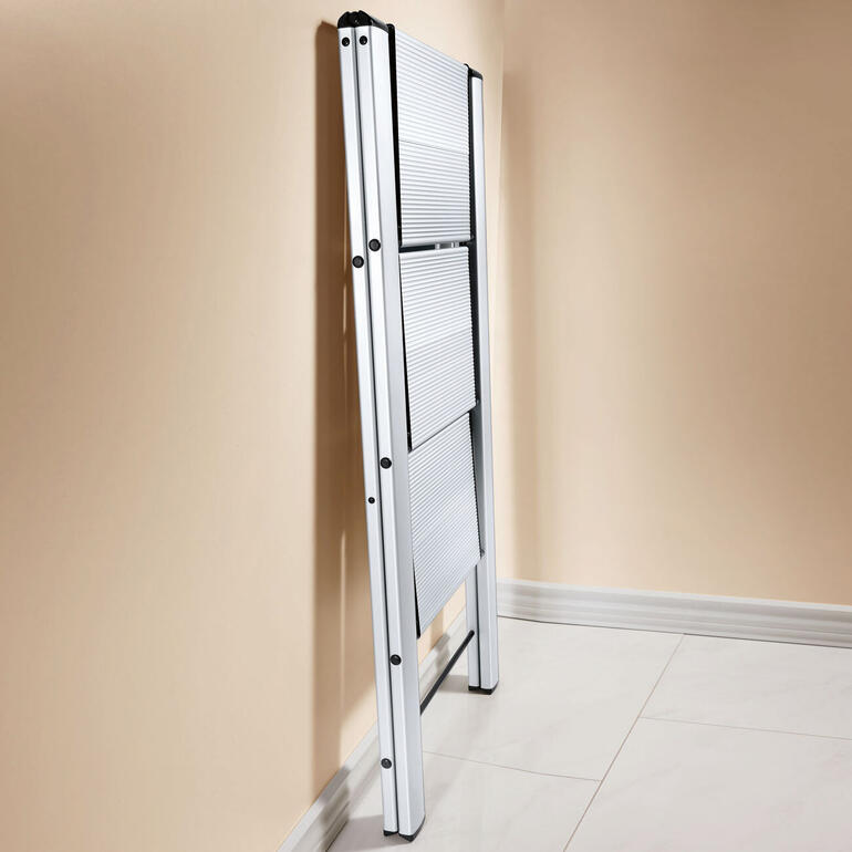 Italienische Alu-Trittleiter Geöffnete italienische Alu-Trittleiter steht an der Wand.