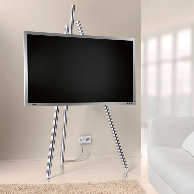 Moderne Flat-TV-Staffelei mit drei stabilen Beinen in einem minimalistischen Wohnzimmer.