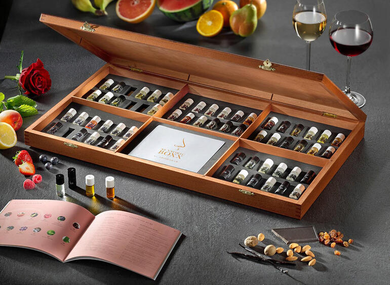 AROMABAR der Weindüfte, umfangreiche Auswahl an verschiedenen Weinaromen.