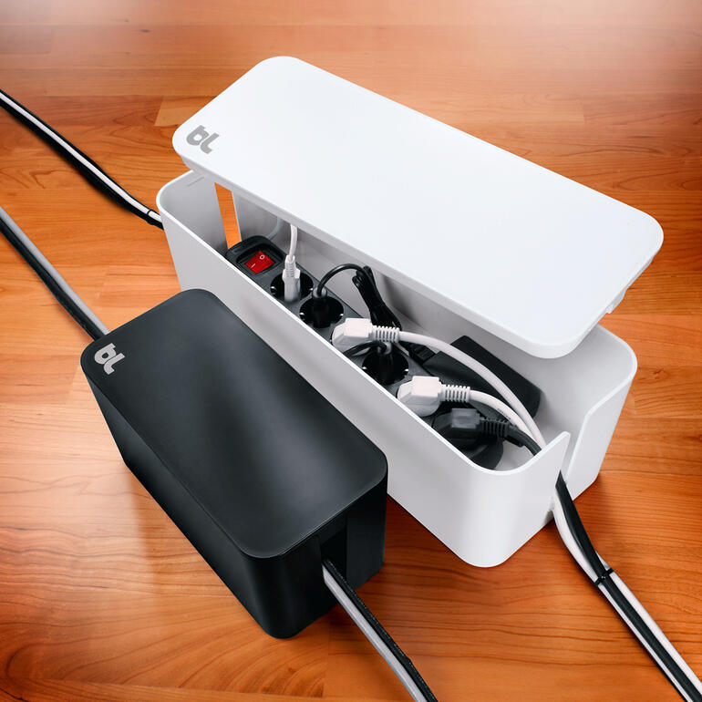 CableBox™ mini in Schwarz und Weiß, praktisch zur Kabelführung.