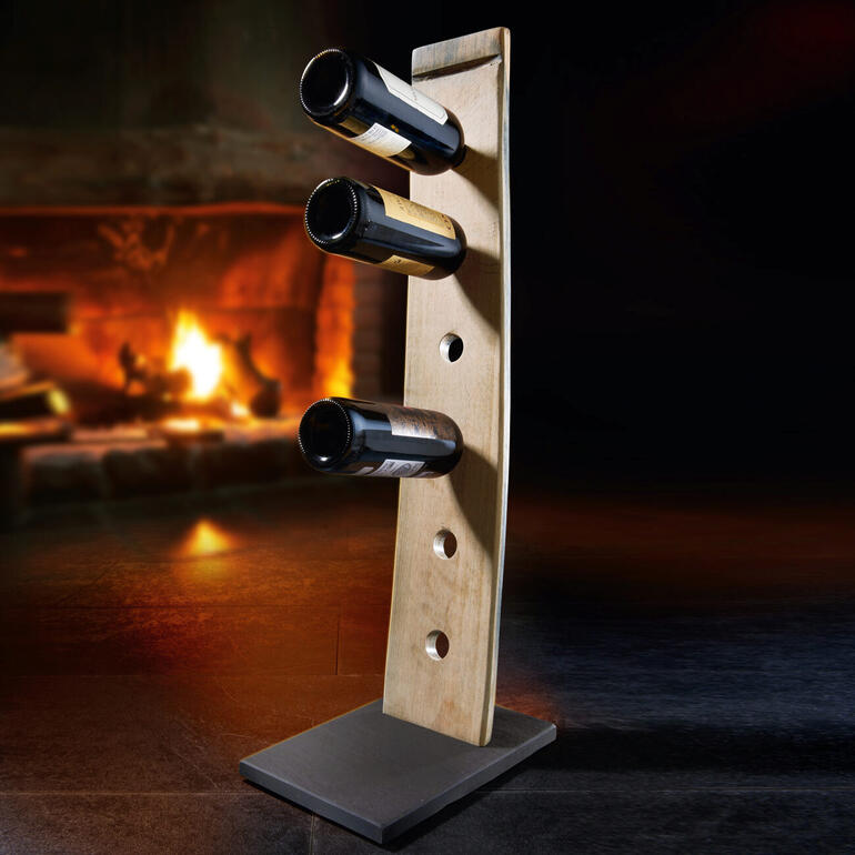 Weinflaschenregal aus Weinfässern, rustikal und praktisch für die Flaschenlagerung.