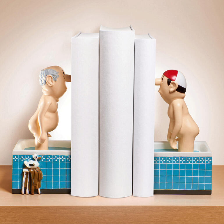 Buchstützen-Set „Herren im Bad“, quirky Design mit zwei Figuren in der Badewanne.