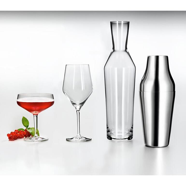 Cocktailglas, Weinglas, Wasserkrug und Shaker auf weißem Hintergrund.
