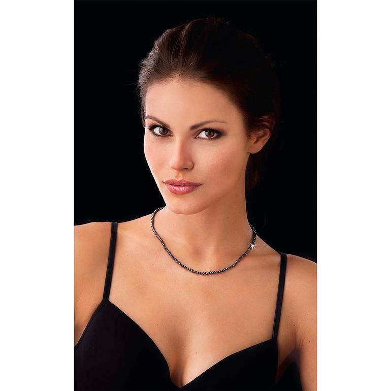 Frau mit Black & Black Spinellkette in einem eleganten Outfit.