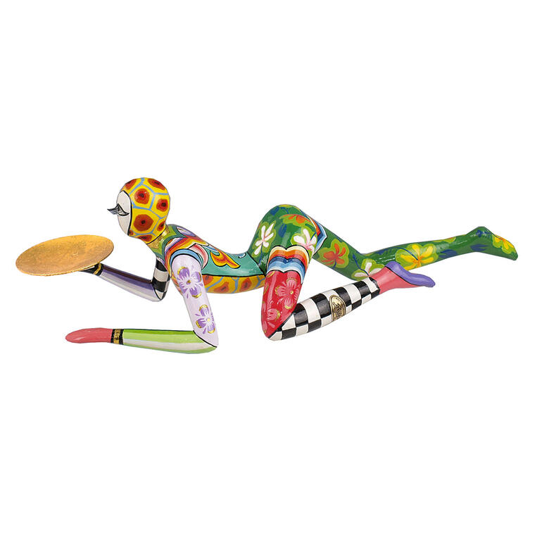 Bunte Skulptur von Tom's Acrobat, der eine goldene Platte hält.