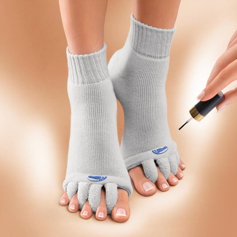 Wellness-Socken 'Happy Feet' mit offenen Zehen, während Pediküre.