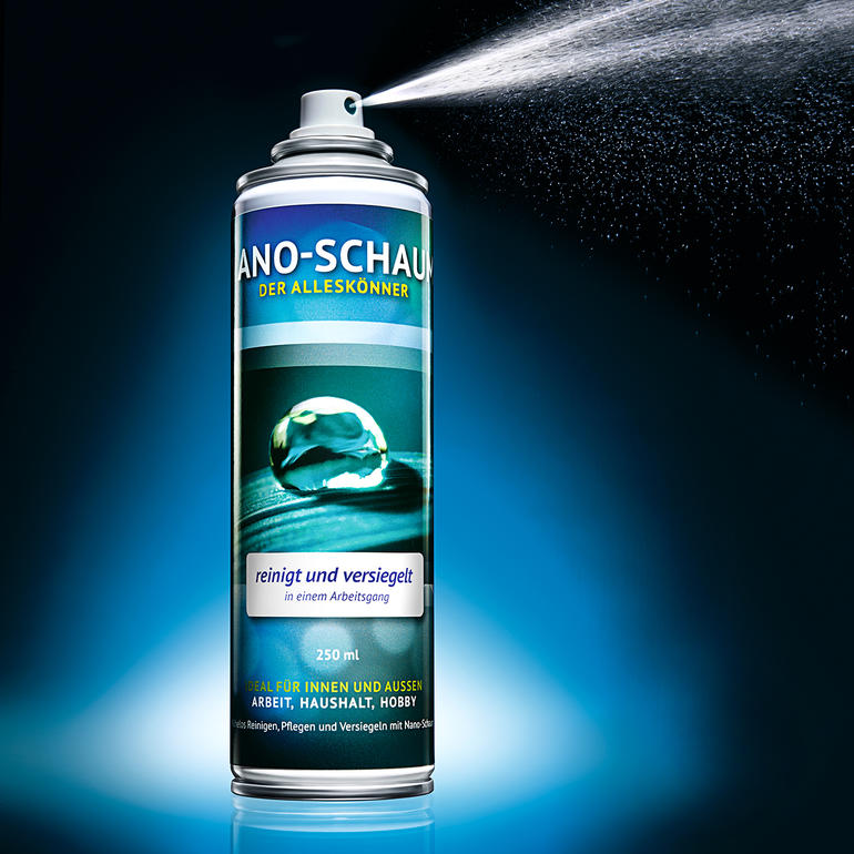 Sprayflasche Nano-Reiniger, die einen Sprühnebel erzeugt.